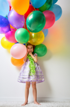 Kind mit Luftballons